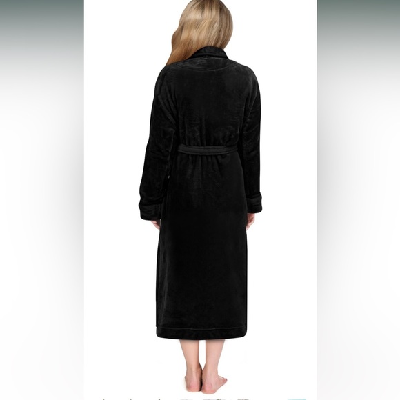 NWT- Bath Robe. - Picture 2 of 3